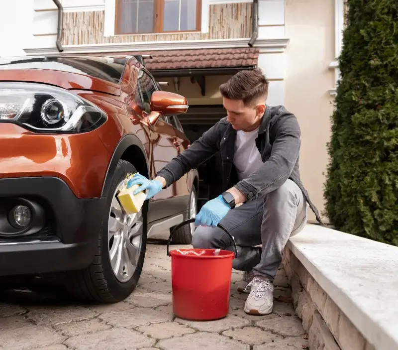 Lavage auto à domicile La Forêt-le-Roi : professionnel intervenant sur un véhicule